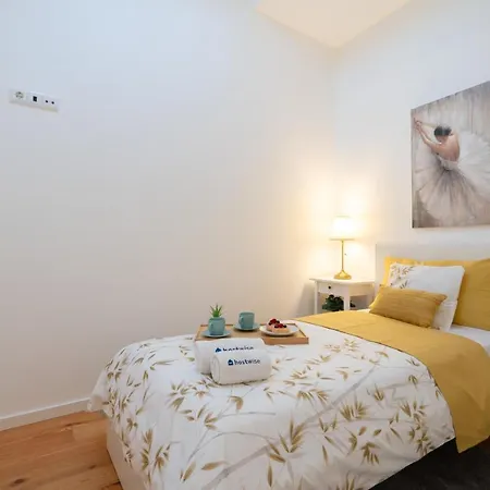 Host Wise - Elegant Colorful House W Private Terrace Ferienhaus